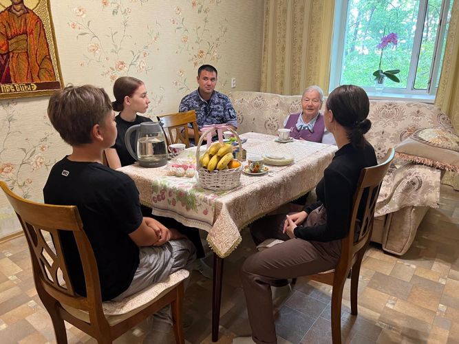 Встреча поколений: юные биробиджанцы навестили ветерана отдела вневедомственной охраны