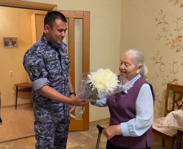 Встреча поколений: юные биробиджанцы навестили ветерана отдела вневедомственной охраны 