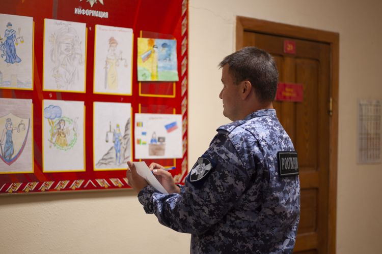 Конкурс детских рисунков «Фемида глазами детей» прошел в Управлении Росгвардии по Еврейской автономной области 