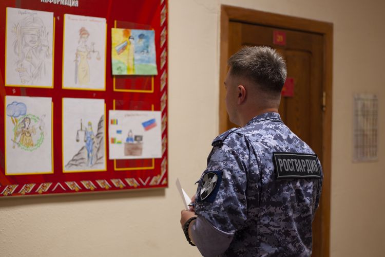 Конкурс детских рисунков «Фемида глазами детей» прошел в Управлении Росгвардии по Еврейской автономной области 