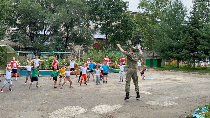 Росгвардейцы провели оздоровительную зарядку для детей детского дома № 1 города Биробиджана