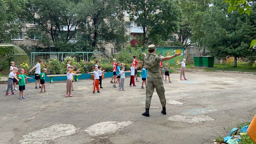 Росгвардейцы провели оздоровительную зарядку для детей детского дома № 1 города Биробиджана