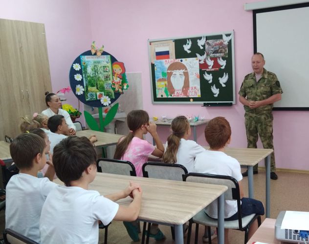 В Биробиджане росгвардейцы провели урок мужества «Отчизне верные сыны» для несовершеннолетних социально-реабилитационного центра