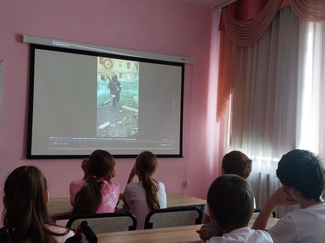 В Биробиджане росгвардейцы провели урок мужества «Отчизне верные сыны» для несовершеннолетних социально-реабилитационного центра