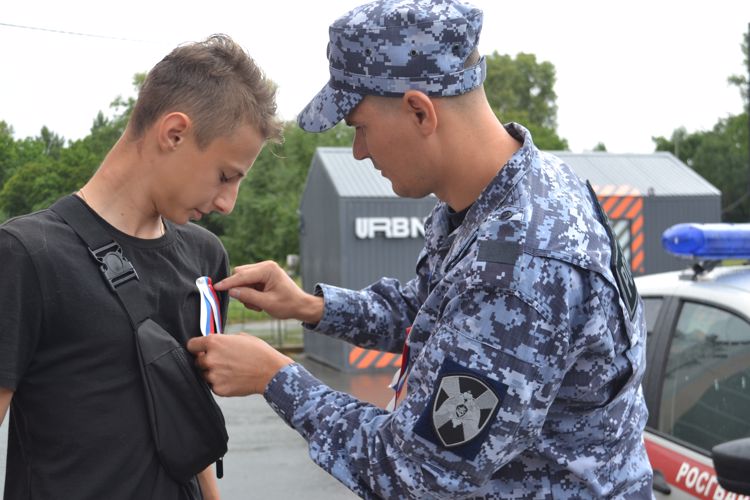 В Биробиджане сотрудники Росгвардии присоединились к акции «Ленточка-триколор»