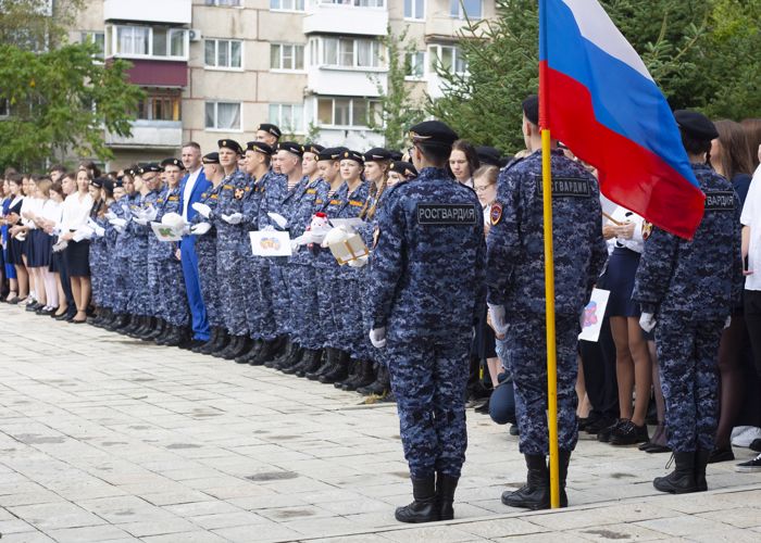 Военнослужащие Росгвардии поздравили школьников с Днём знаний