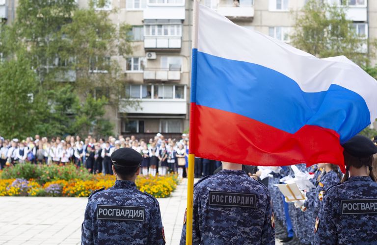 Военнослужащие Росгвардии поздравили школьников с Днём знаний