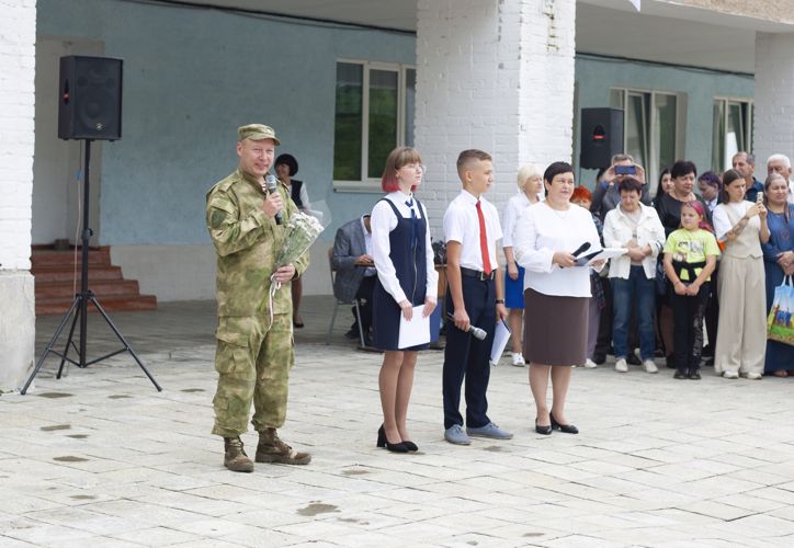 Военнослужащие Росгвардии поздравили школьников с Днём знаний