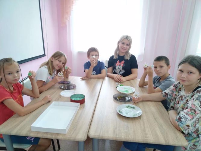 В Биробиджане несовершеннолетние социально-реабилитационного центра подготовили обереги для участников СВО