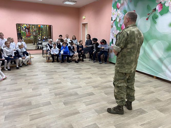 Росгвардейцы поздравили несовершеннолетних социально-реабилитационного центра города Биробиджана с Днем знаний