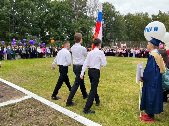 Военнослужащие Росгвардии поздравили школьников с Днём знаний