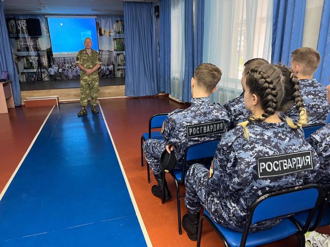 Уроки мужества приуроченные ко Дню солидарности в борьбе с терроризмом провели росгвардейцы для биробиджанских школьников