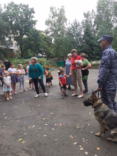 Росгвардейцы со служебной собакой навестили ребят в детском доме № 1 города Биробиджана