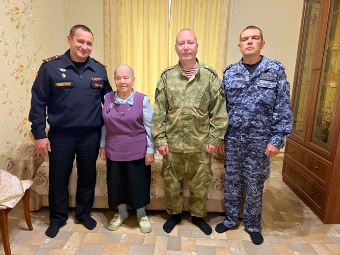 С 93-летием ветерана вневедомственной охраны поздравили росгвардейцы в Биробиджане