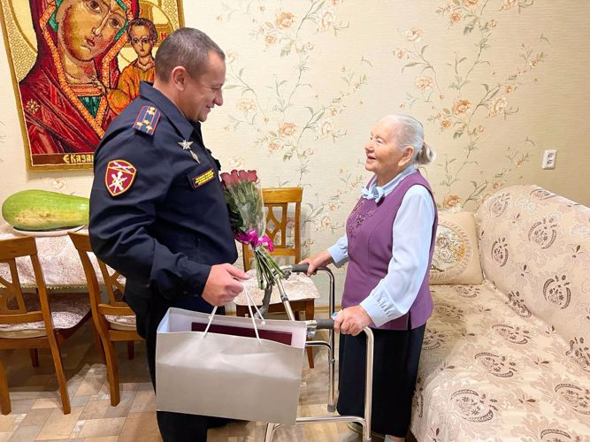 С 93-летием ветерана вневедомственной охраны поздравили росгвардейцы в Биробиджане