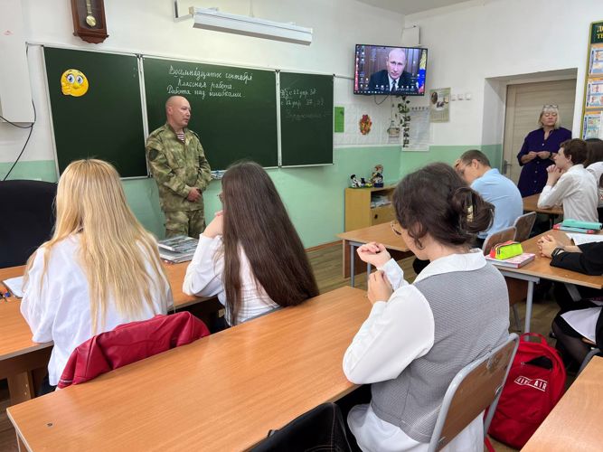 Росгвардейцы провели урок по безопасности в сети Интернет в биробиджанской школе № 5