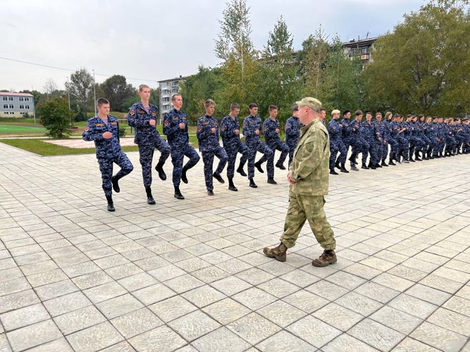 Урок по строевой подготовке провели росгвардейцы с подшефным классом в Биробиджане