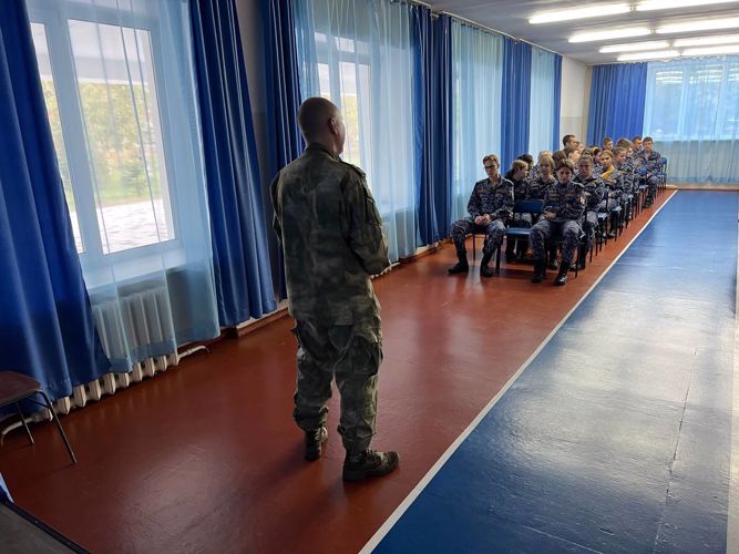 Тематический урок, посвященный 75-летию Героя России Анатолия Романова, прошел в школе № 5
