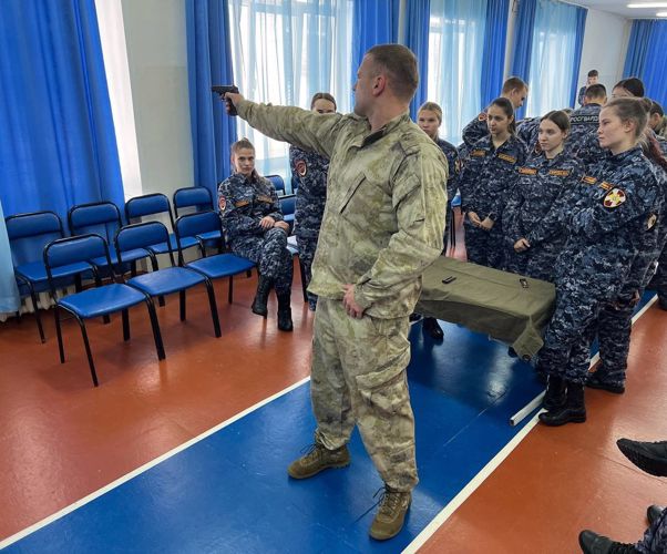 В кадетском классе офицеры Росгвардии провели урок, посвященный 104 годовщине со дня рождения Михаила Калашникова