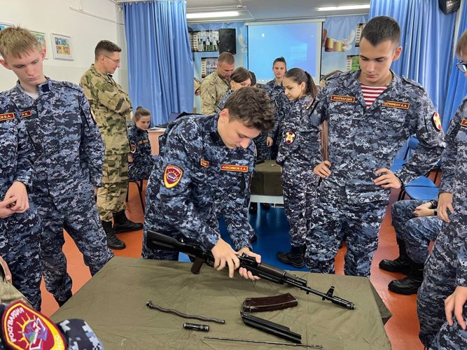 В кадетском классе офицеры Росгвардии провели урок, посвященный 104 годовщине со дня рождения Михаила Калашникова