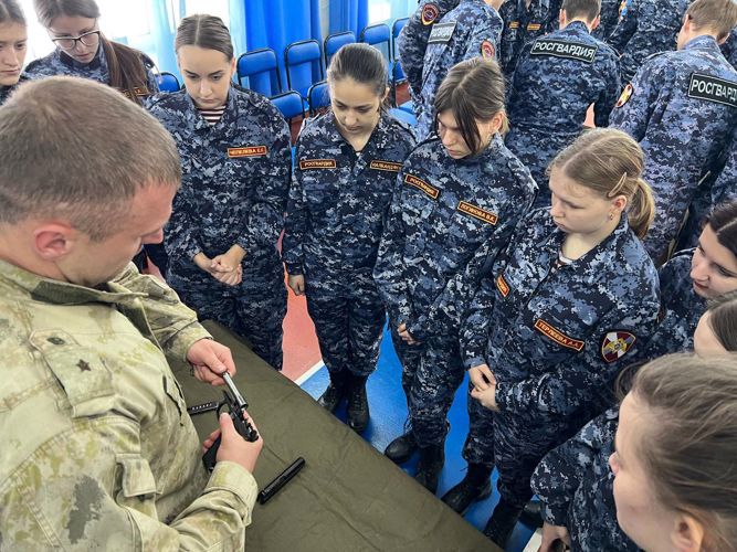 В кадетском классе офицеры Росгвардии провели урок, посвященный 104 годовщине со дня рождения Михаила Калашникова