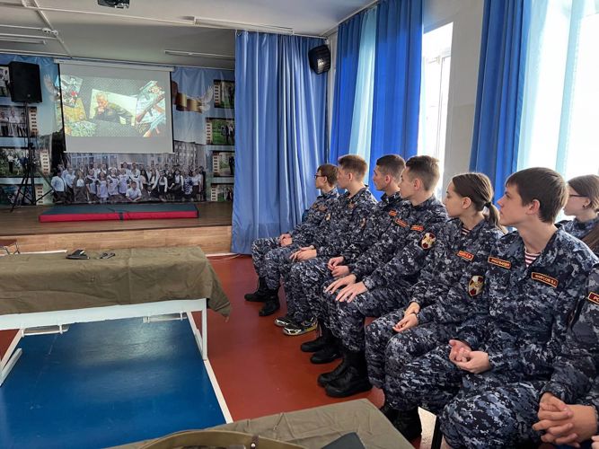 В кадетском классе офицеры Росгвардии провели урок, посвященный 104 годовщине со дня рождения Михаила Калашникова