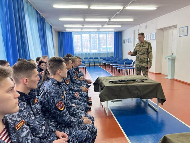В кадетском классе офицеры Росгвардии провели урок, посвященный 104 годовщине со дня рождения Михаила Калашникова