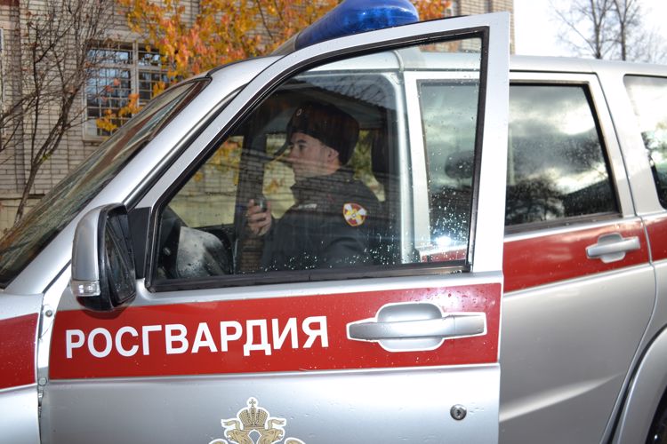В Биробиджане сотрудники вневедомственной охраны задержали гражданина по подозрению в совершении краж