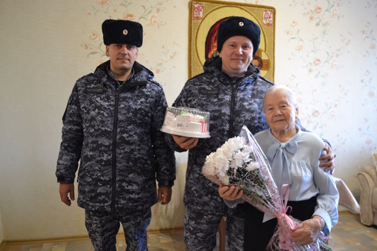 Росгвардейцы поздравили ветерана службы с Днём матери