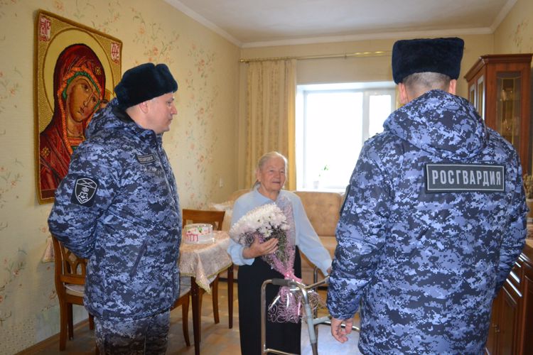 Росгвардейцы поздравили ветерана службы с Днём матери
