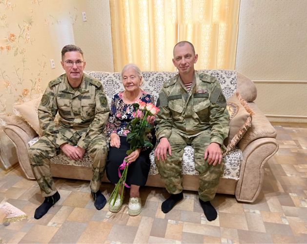 Росгвардейцы поздравили ветерана вневедомственной охраны в Днем народного единства 