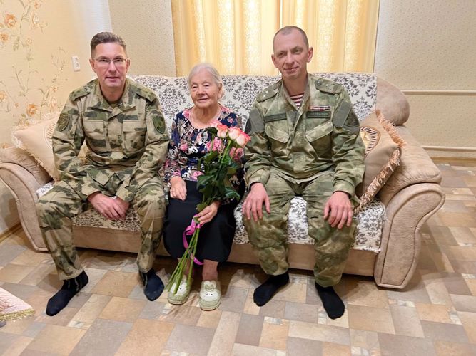 Росгвардейцы поздравили ветерана вневедомственной охраны в Днем народного единства 