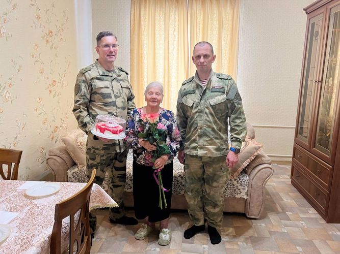 Росгвардейцы поздравили ветерана вневедомственной охраны в Днем народного единства 