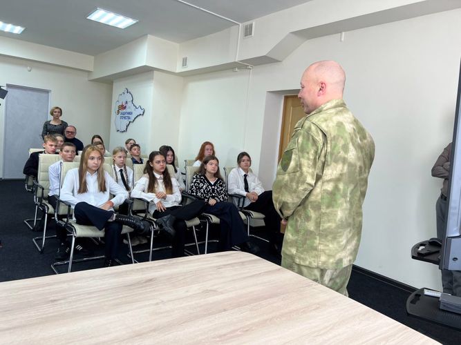 Росгвардейцы приняли участие в уроке мужества о военной разведке