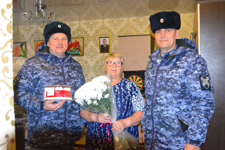 Офицеры Росгвардии поздравили мам погибших товарищей с Днём матери в Биробиджане