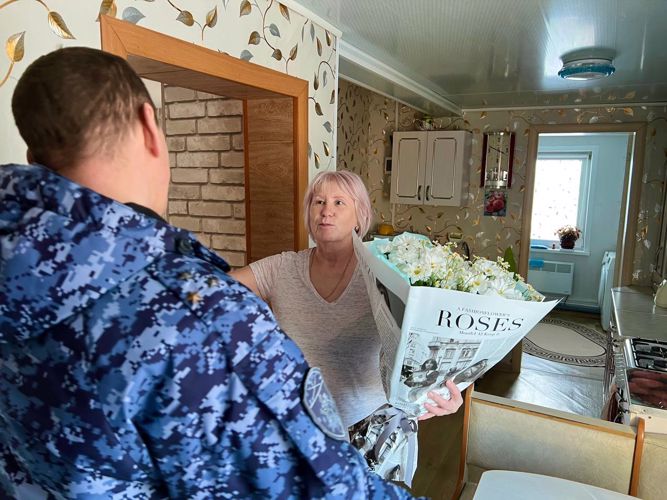 Офицеры Росгвардии поздравили мам погибших товарищей с Днём матери в Биробиджане