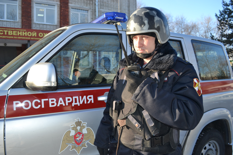 Сотрудники Росгвардии задержали гражданина, устроившего скандал в биробиджанском магазине 
