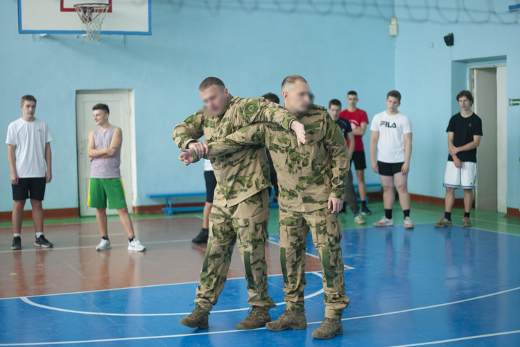 Накануне Дня Героев Отечества росгвардейцы ЕАО встретились с учащимися подшефного класса