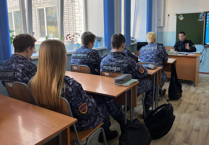 В День Конституции росгвардейцы ЕАО провели для школьников правовой урок
