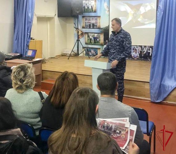 В ЕАО росгвардейцы проводят профориентационные беседы в школах