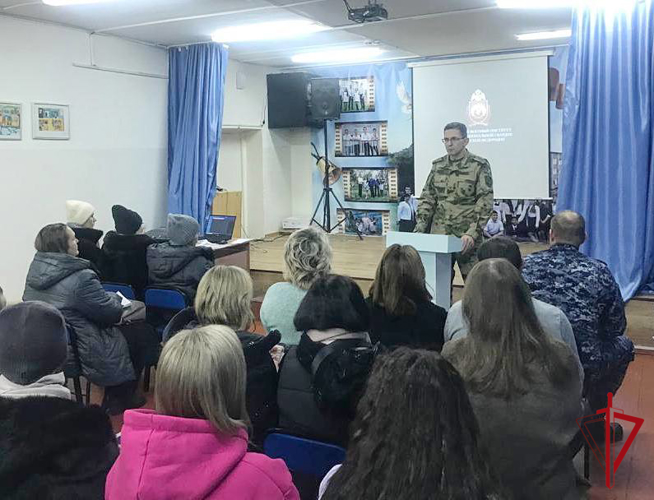 В ЕАО росгвардейцы проводят профориентационные беседы в школах