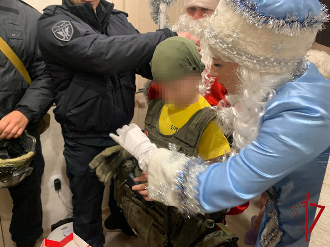 В ЕАО росгвардейцы поздравили с Новым годом детей погибших сослуживцев 