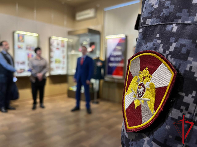 В Биробиджане росгвардейцы посетили выставку в память о погибшем товарище