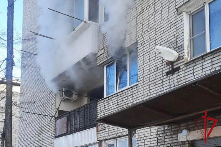 В Биробиджане росгвардейцы помогли спасателям эвакуировать 8 человек из горящего дома