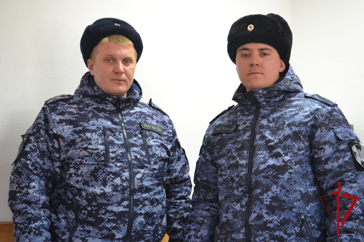 В Биробиджане росгвардейцы помогли спасателям эвакуировать 8 человек из горящего дома