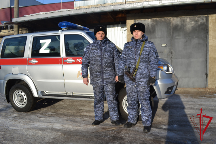 В Биробиджане росгвардейцы помогли спасти гараж от пожара