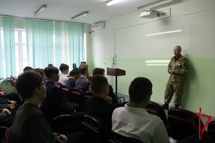 В ЕАО росгвардейцы побеседовали со школьниками о воинах-интернационалистах  