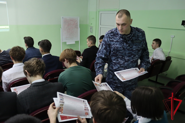 Росгвардия знакомит учащуюся молодёжь Биробиджана с ведомственными вузами 