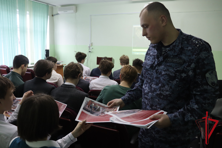 Росгвардия знакомит учащуюся молодёжь Биробиджана с ведомственными вузами 