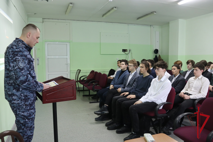 Росгвардия знакомит учащуюся молодёжь Биробиджана с ведомственными вузами 